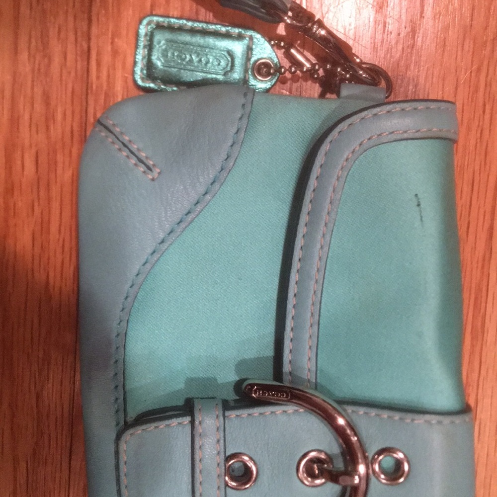 Super cute coach wristlet - Picture 3 of 8